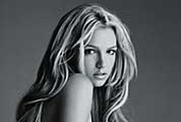 Spears - Attacks tabloids on website