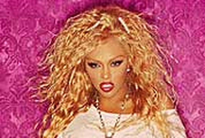 Lil' Kim - Being sued by album vocalists