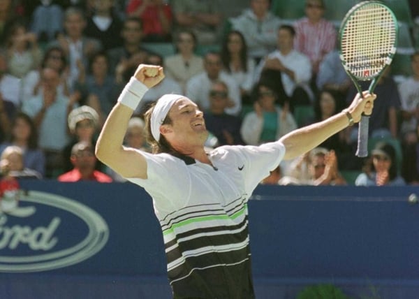 Carlos Moya struggled to defeat Gustavo Maraccio in the Estoril Open