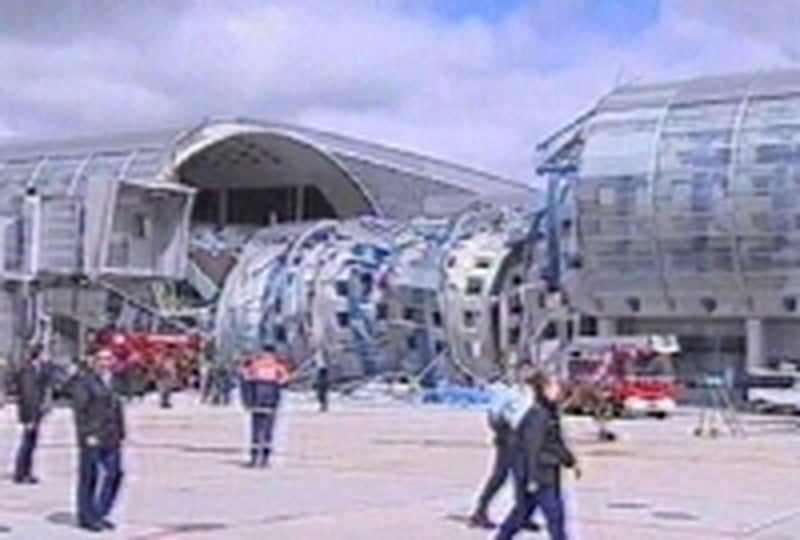 Charles de Gaulle Airport - Report into roof collapse