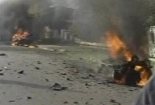 Karachi - Two car bombs at centre