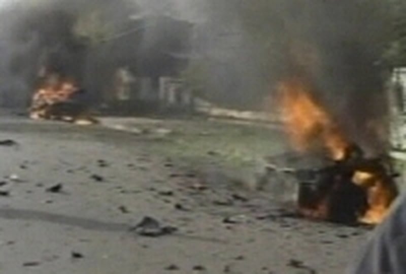 Karachi - Two car bombs at centre