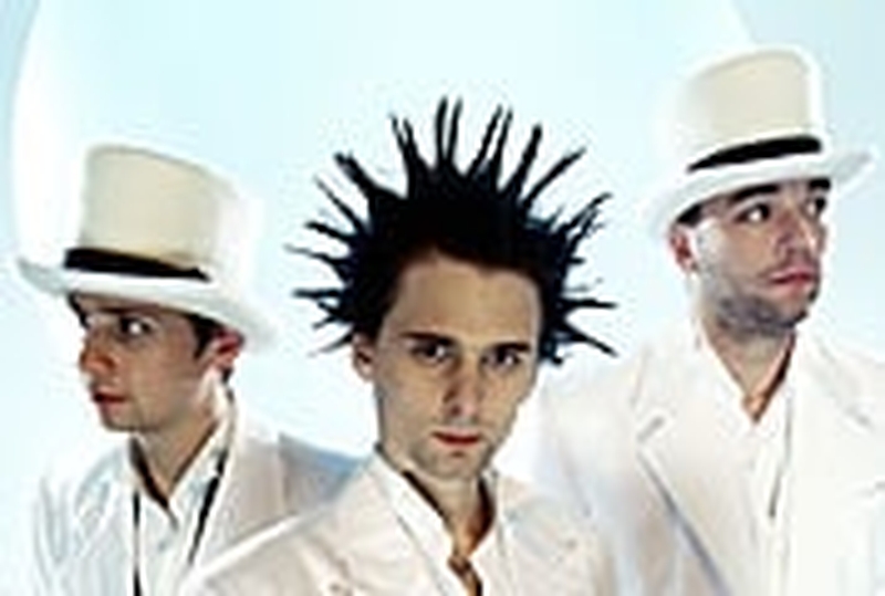 Muse - Howard's father dies at festival