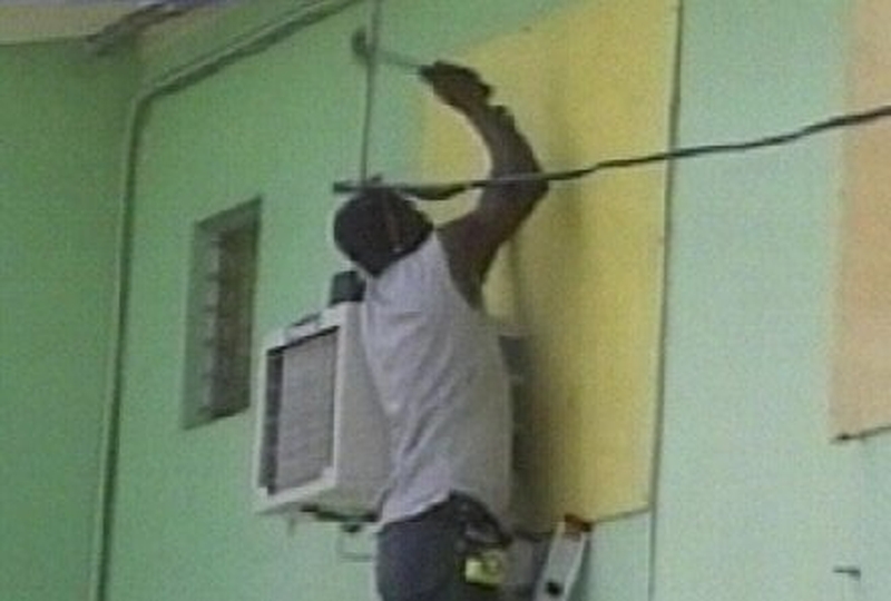 Jamaica - Preparing for hurricane