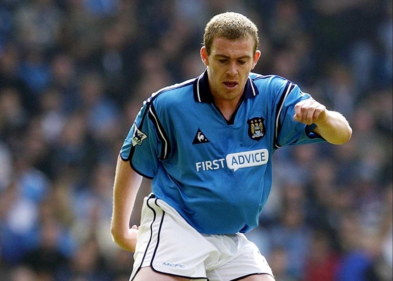 Richard Dunne has signed a new contract at Man City