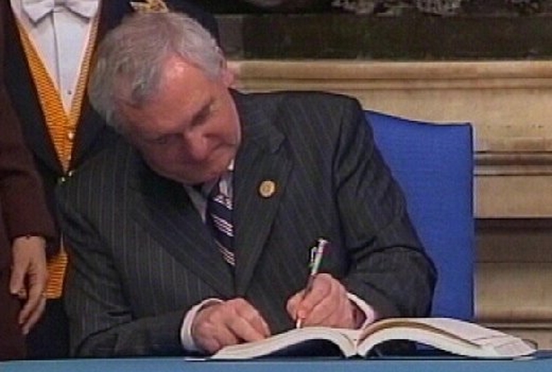 Bertie Ahern - Signs EU Constitution