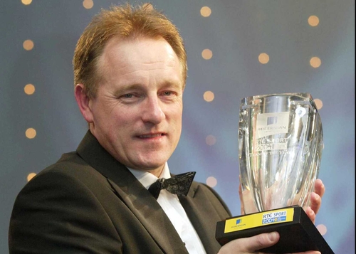 Ireland rugby coach Eddie O'Sullivan proudly shows off his side's Team of the Year award
