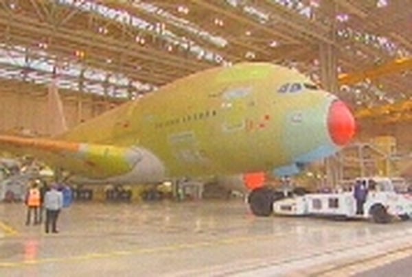 Airbus A380 - New super jumbo jet unveiled in France