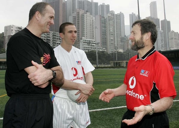 Seán Kelly (right) talks to Mayo's John Maughan and Westmeath's John Keane in Hong Kong