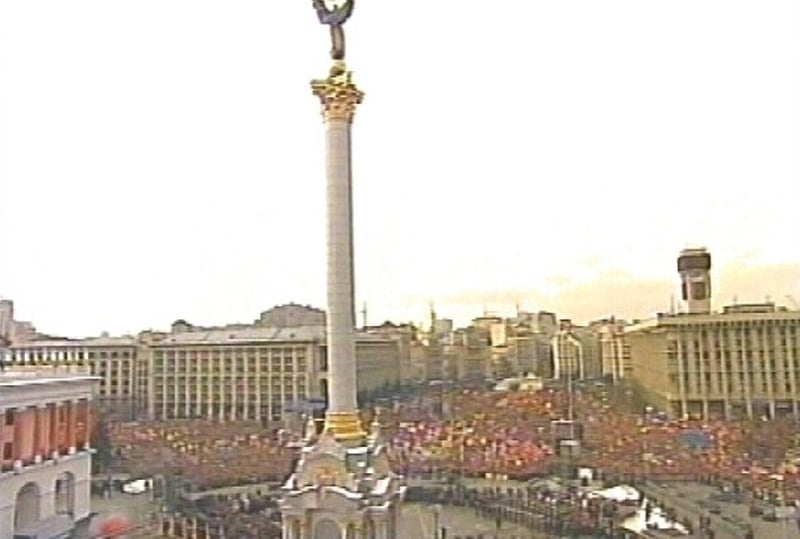 Kiev - Thousands gather in square
