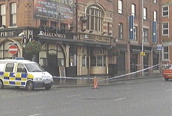Belfast - Police attacked while investigating murder