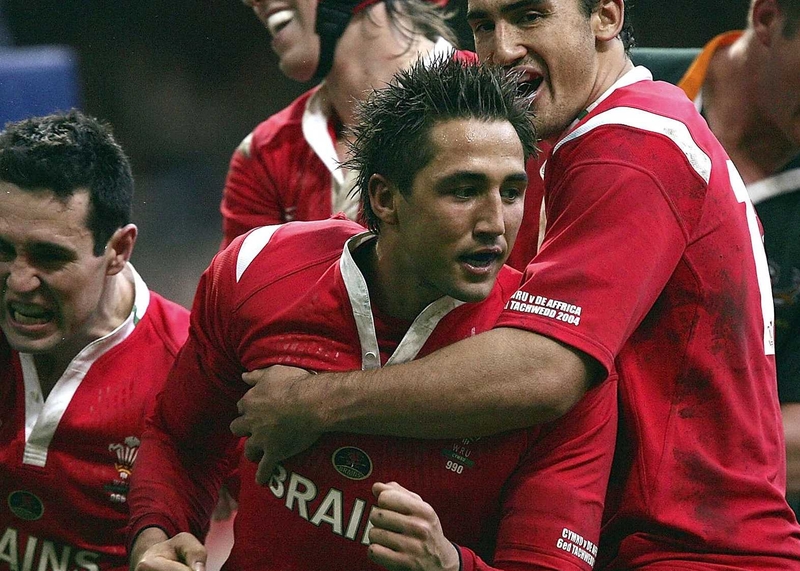 Gavin Henson is eager to quell any tensions in the Wales camp prior to his return to the international set-up