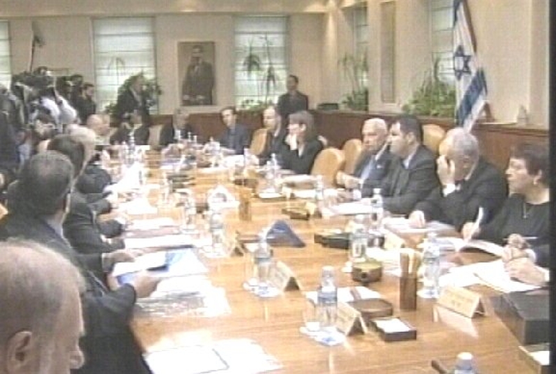 Israeli cabinet - Supports removing settlers