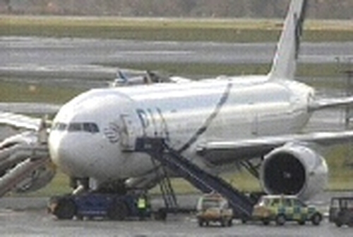 Manchester airport - Pakistani airliner evacuated