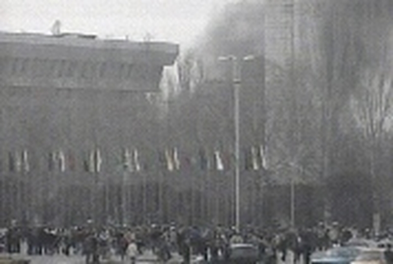 White House - Smoke seen rising at building