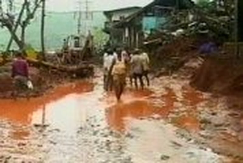 India - Up to 900 killed in floods