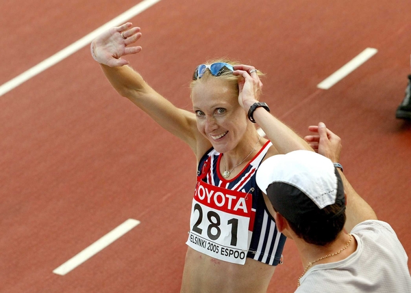 Paula Radcliffe celebrates after her win in Helsinki