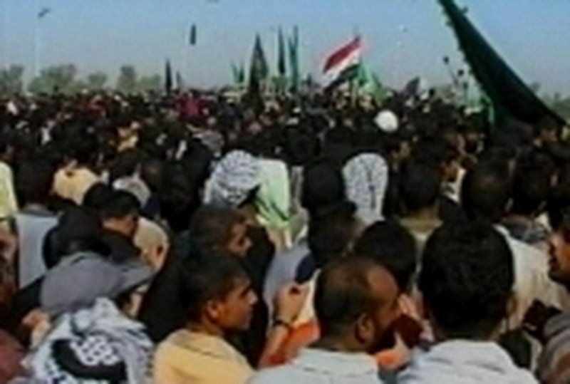 Baghdad - Crowd crossing the Al-Aaimmah bridge