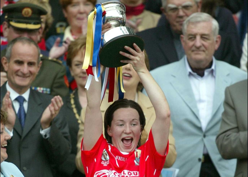 Una O'Donoghue lifts the cup in 2002