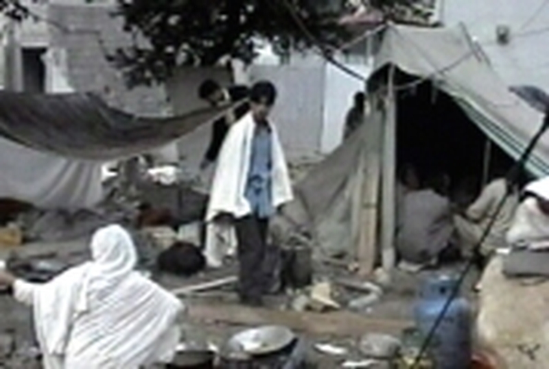 Kashmir - Many in makeshift shelters