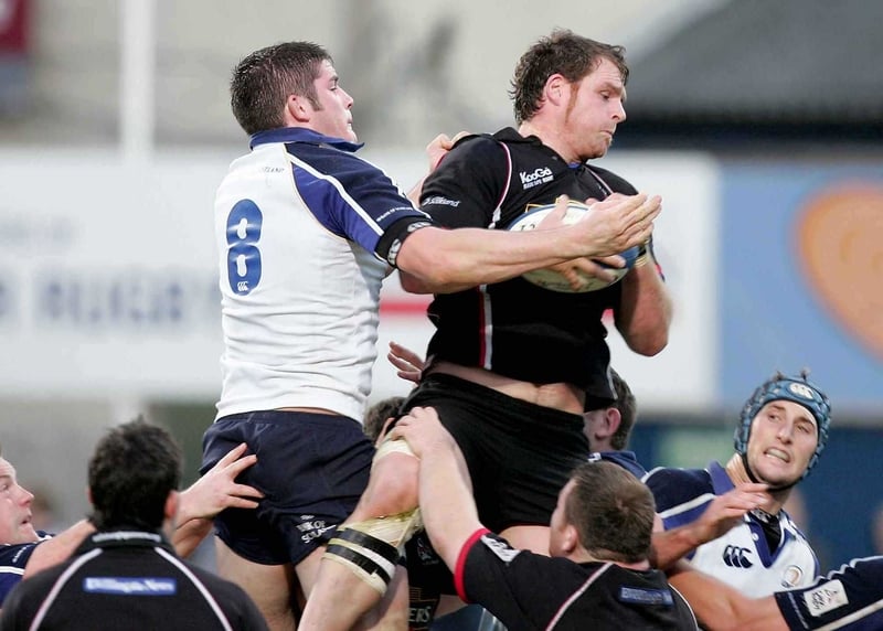Leinster's Simon Crawford and Edinburgh's Matt Mustchin tussle for lineout ball