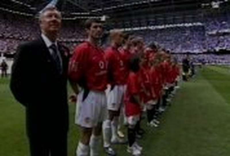 Alex Ferguson with Roy Keane and the rest of the Manchester United team