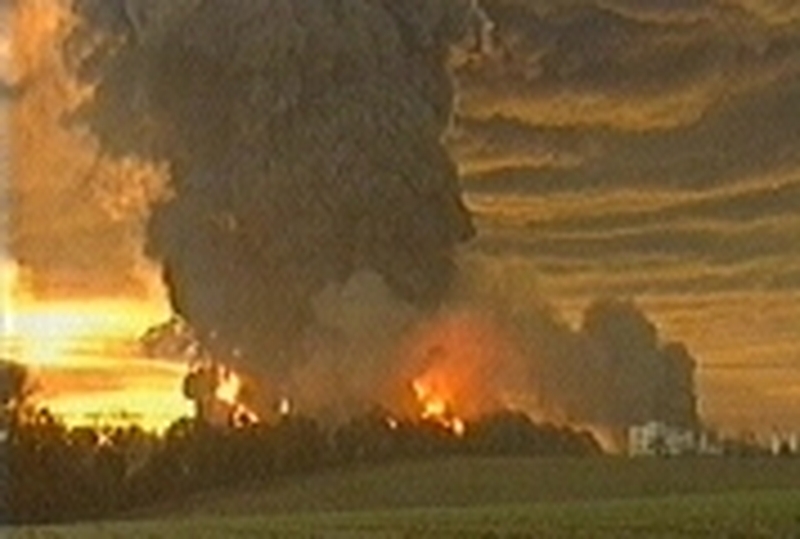 Hertfordshire - Huge fire following blasts