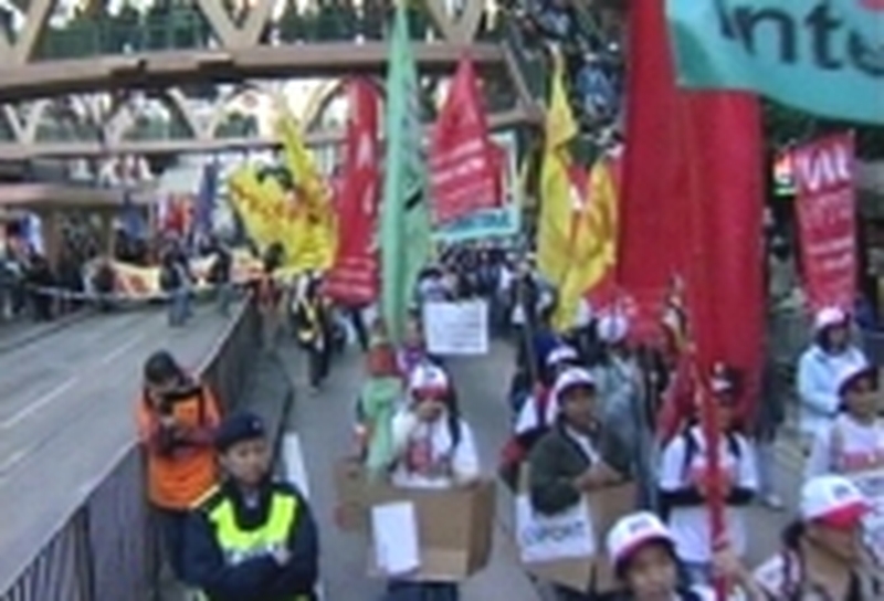 Hong Kong - Police reinforce defences