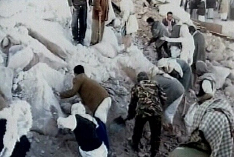 Yemen - Search for survivors after landslide