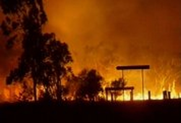 Southeastern Australia - Homes threatened in fire