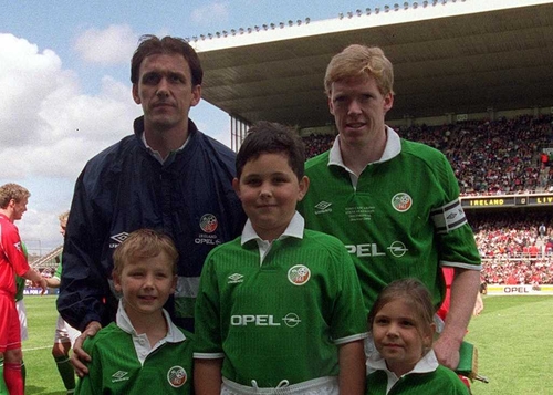 Tony Cascarino and Steve Staunton before their joint testimonial against Liverpool in 2000
