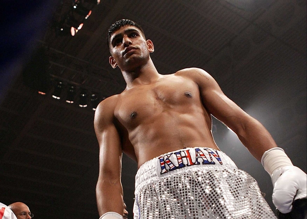 Amir Khan looked back to his best in pummeling Oisin Fagan