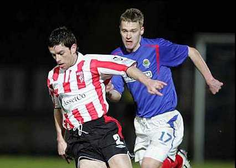 Peter Thompson in pursuit of Derry City's Eddie McCallion