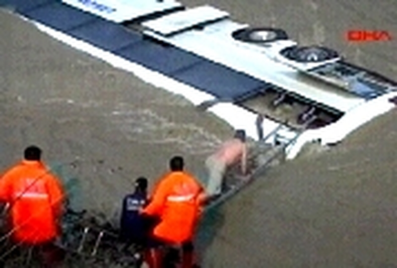 Turkey - 13 dead in bus accident