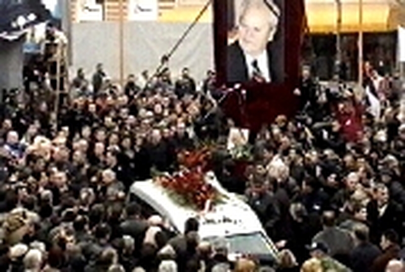 Pozarevac - Crowds greet Milosevic cortege