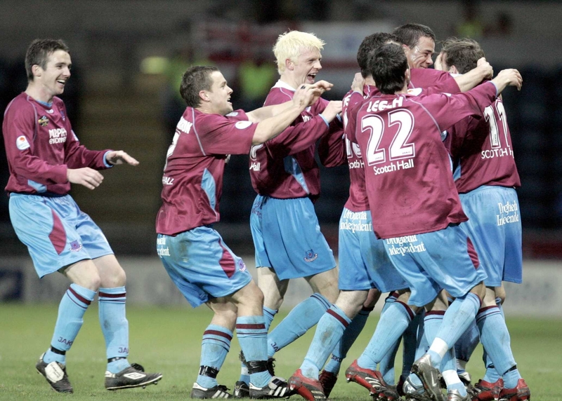 Drogheda celebrate James Keddy's goal against Linfield