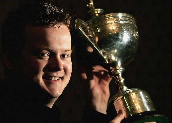 Shaun Murphy shows off the World Championship Trpohy he won last year