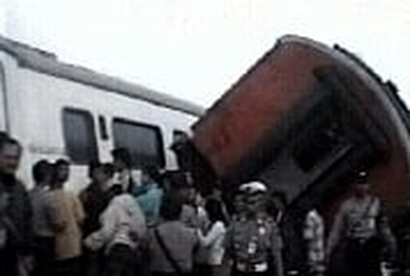 Java - Rail crash kills 14
