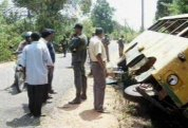 Sri Lanka - Suspected Tamil Tiger attack on bus