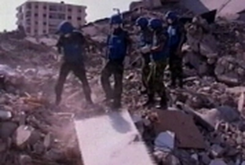 Khiam - UN soldiers search for bodies