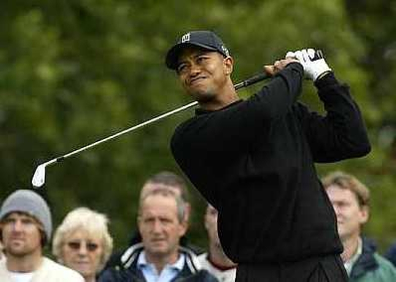 Tiger Woods leads by one shot in Ohio