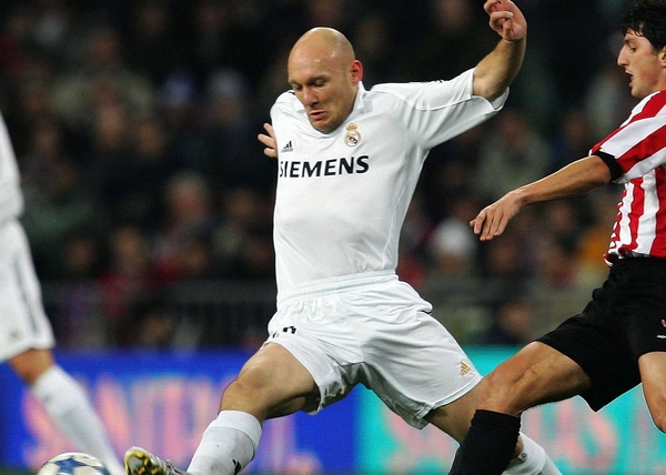 Thomas Gravesen has completed a move to Celtic