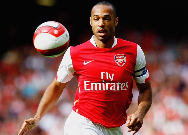 Thierry Henry returned to the Arsenal side with a goal when he slotted home a penalty in the Gunners' 4-0 win over Charlton Athletic.