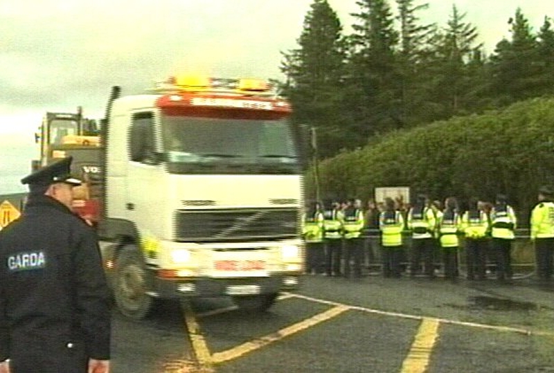 Corrib gas terminal - Workers escorted onto site