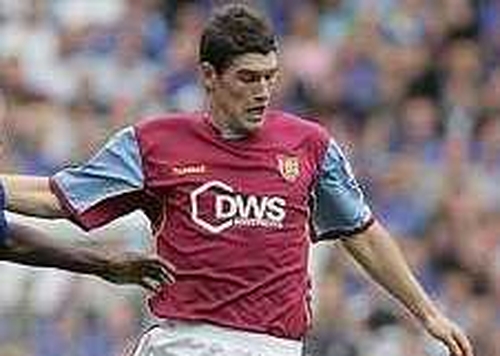 Gareth Barry set up Martin Laursen for Villa's first goal with a clever header