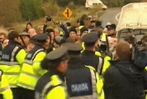 Bellanaboy, Co Mayo - Gardaí baton-charge