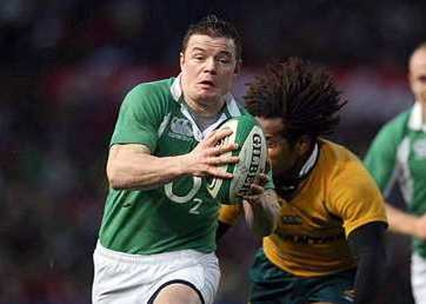 Brian O'Driscoll is pursued by Lote Tuqiri at Lansdowne Road