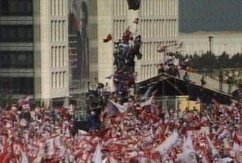 Martyr Square - Crowds gather to pay tribute