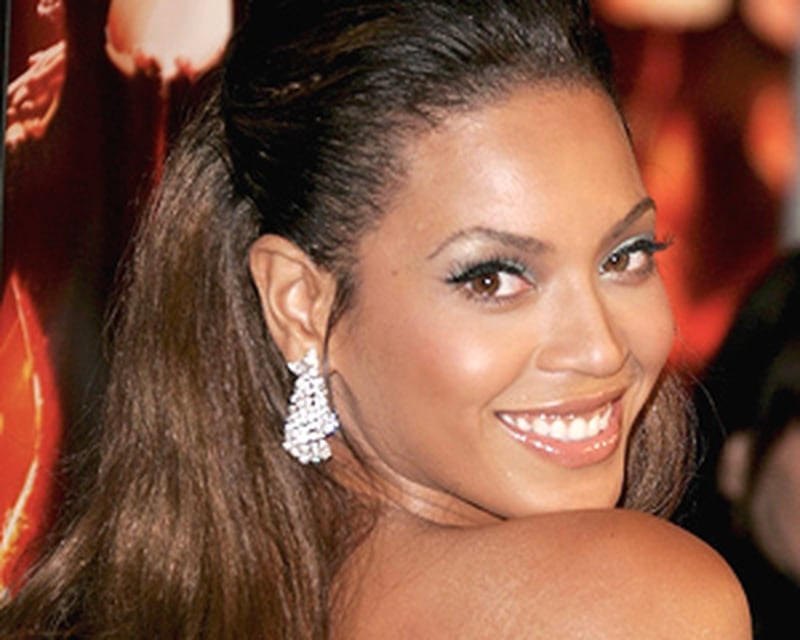 Beyoncé - Shirt flew up while she was dancing