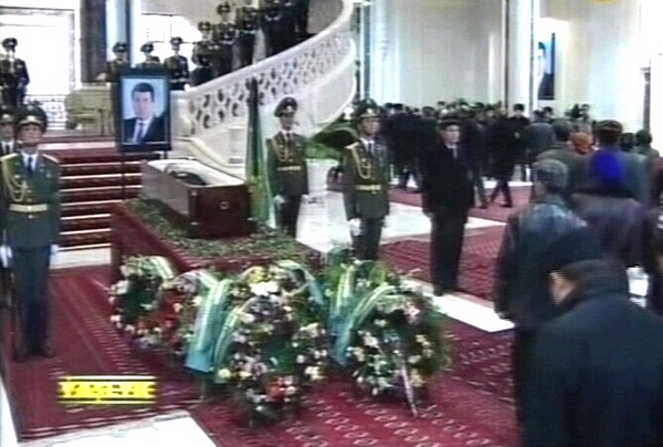 Ashgabat - Thousands pay their respects
